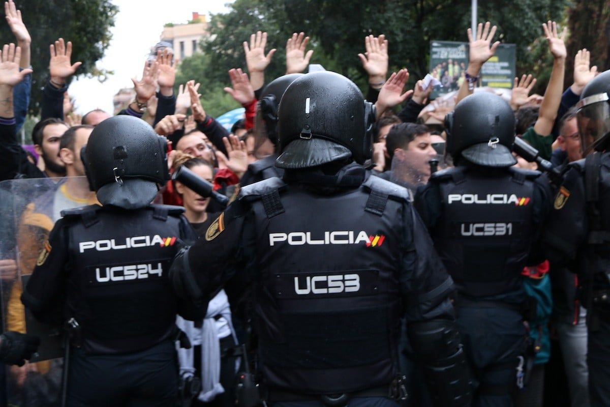 La policia espanyola carregant durant l'1-O a Barcelona.