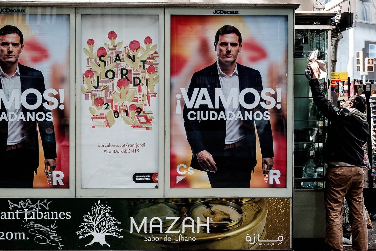 Publicitat electoral de Ciudadanos en un quiosc del centre de Barcelona.