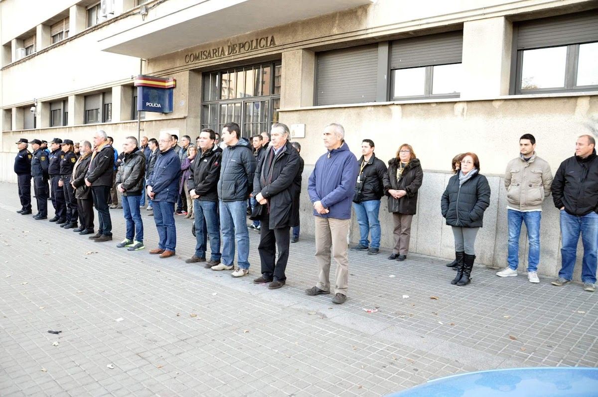 Minut de silenci davant la comissaria de la Policia a Sabadell