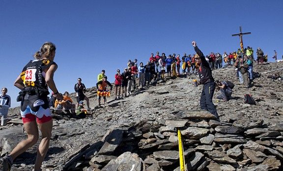 els participants a la III Clàssica de l'Olla de Núria al seu pas pel cim del Puigmal