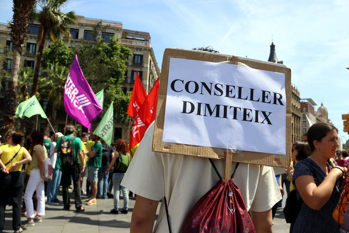 Un cartell on es llegeix «Conseller dimiteix», en referència a Cambray
