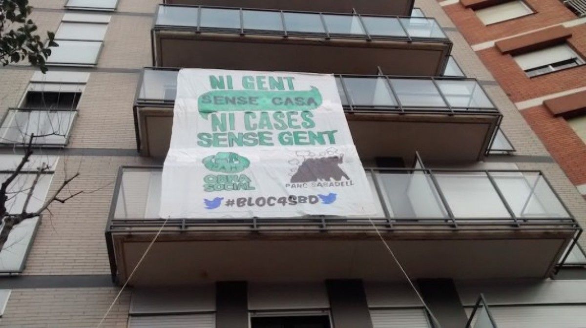 Façana d'un bloc ocupat a Sabadell