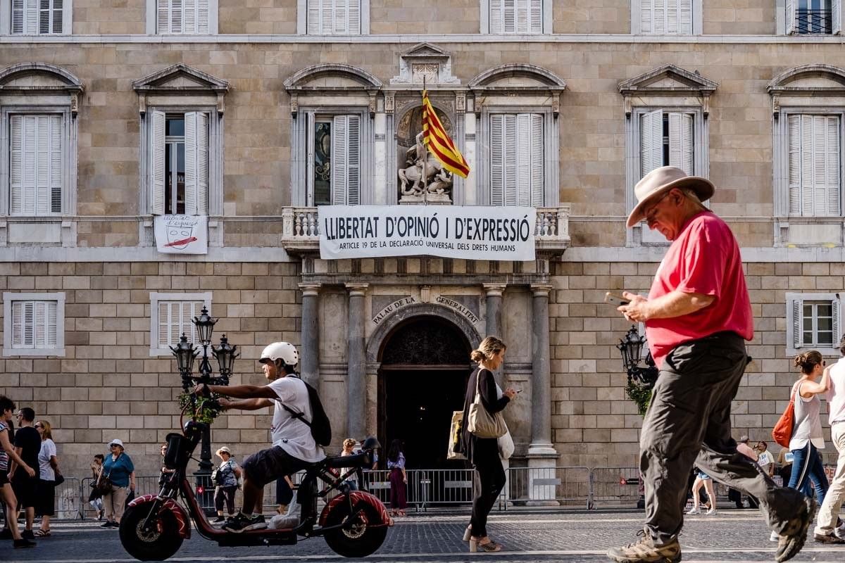 Pancarta a favor de la llibertat de l'expressió al Palau de la Generalitat