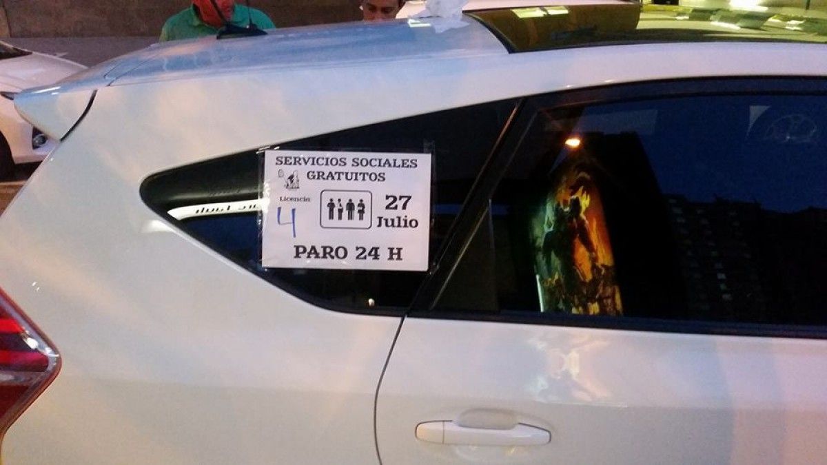 Un taxi de Sabadell en vaga indicant que treballarà en casos d'assistència social