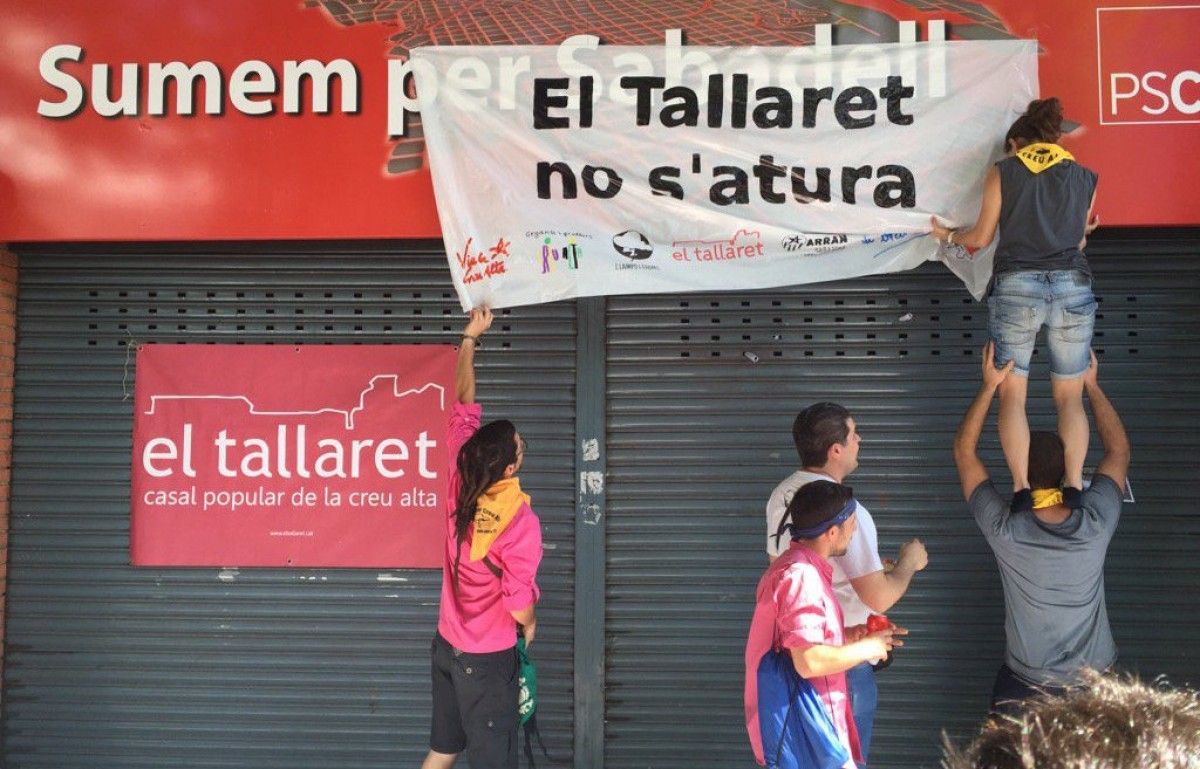 Manifestants en defensa d'El Tallaret, davant la seu del PSC aquest diumenge.