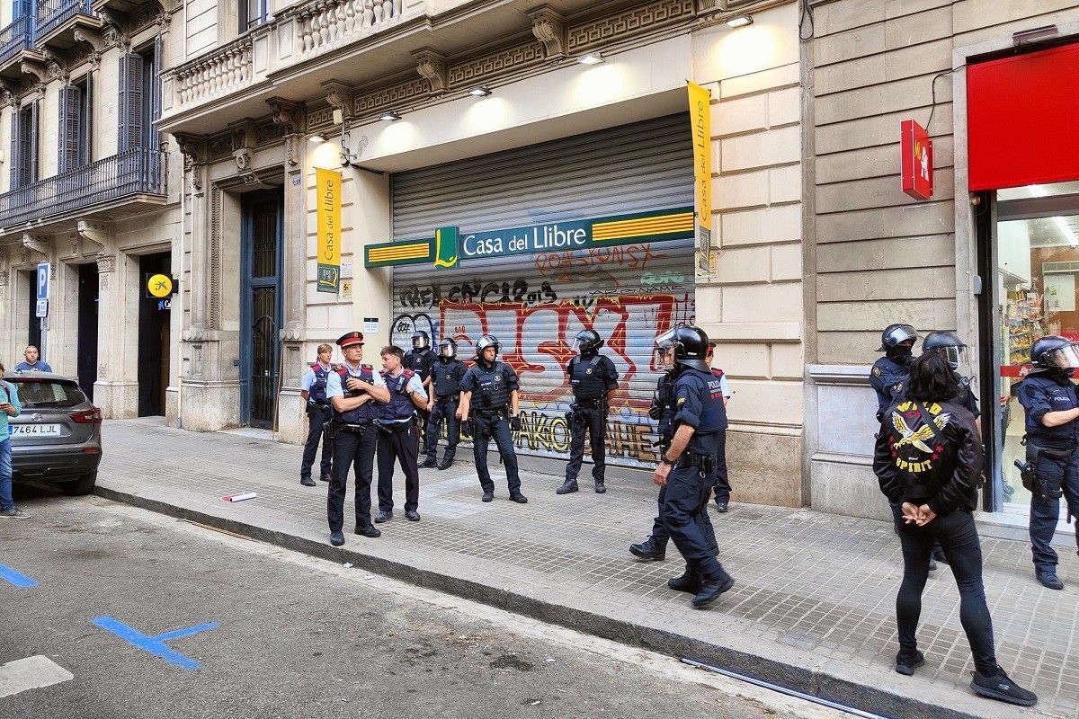 Els Mossos, davant la llibreria de Barcelona en què s'ha boicotejat la presentació