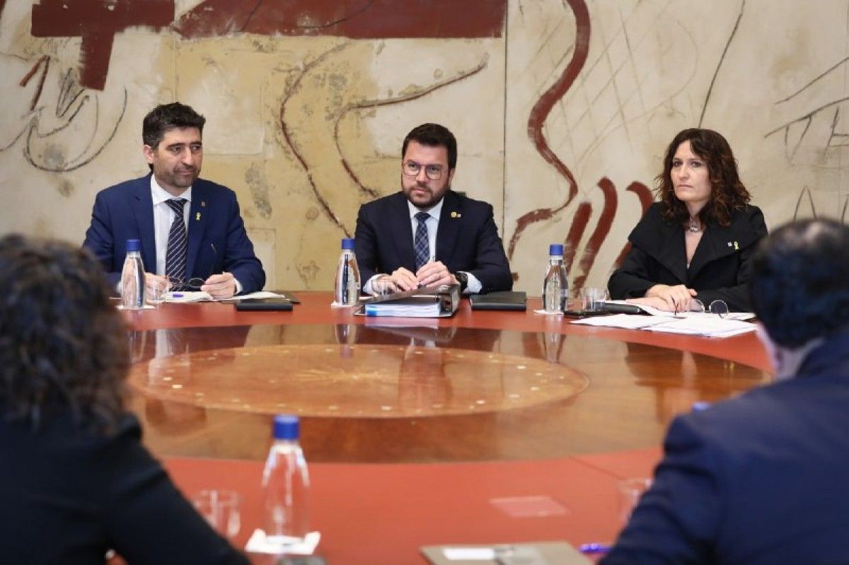 Pere Aragonès, amb Jordi Puigneró i Laura Vilagrà, aquest dimarts a la reunió del Govern.