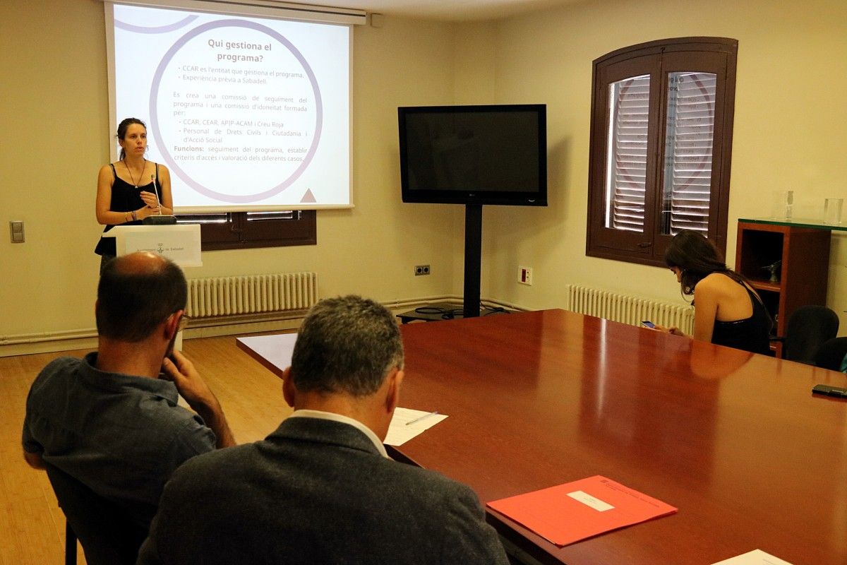 La regidora de Sabadell Míriam Ferràndiz explicant la iniciativa municipal