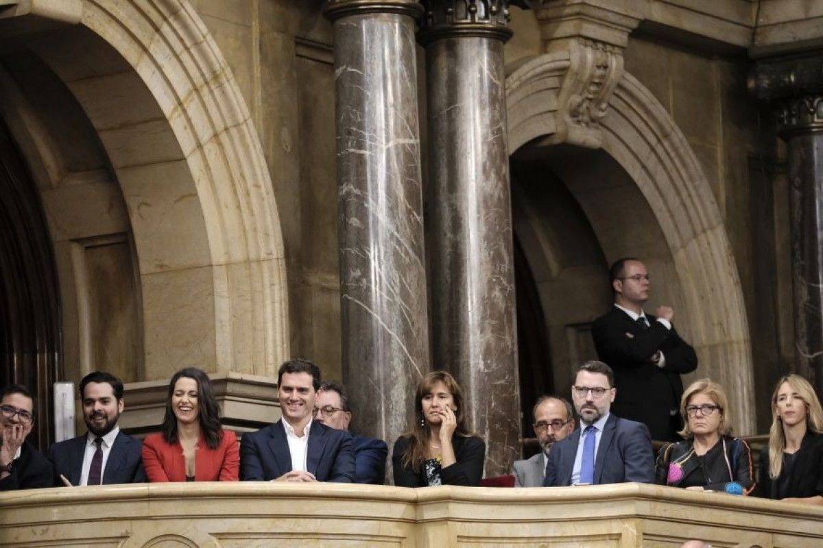 Inés Arrimadas i Albert Rivera segueixen el debat de la moció de censura al Parlament.