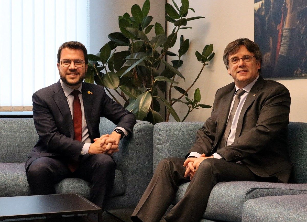 Pere Aragonès i Carles Puigdemont, en una reunió a Brussel·les.