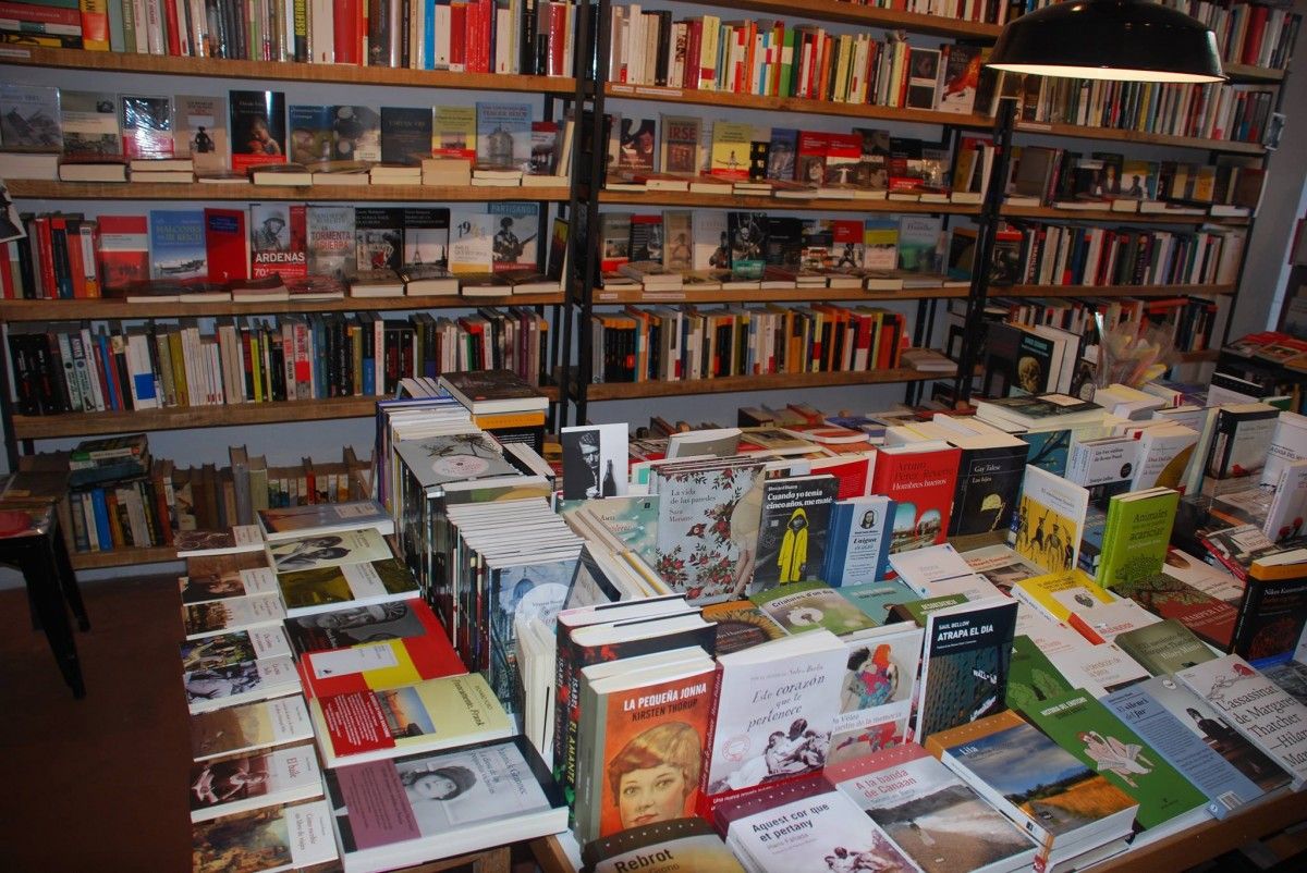 Interior de la llibreria La Memòria