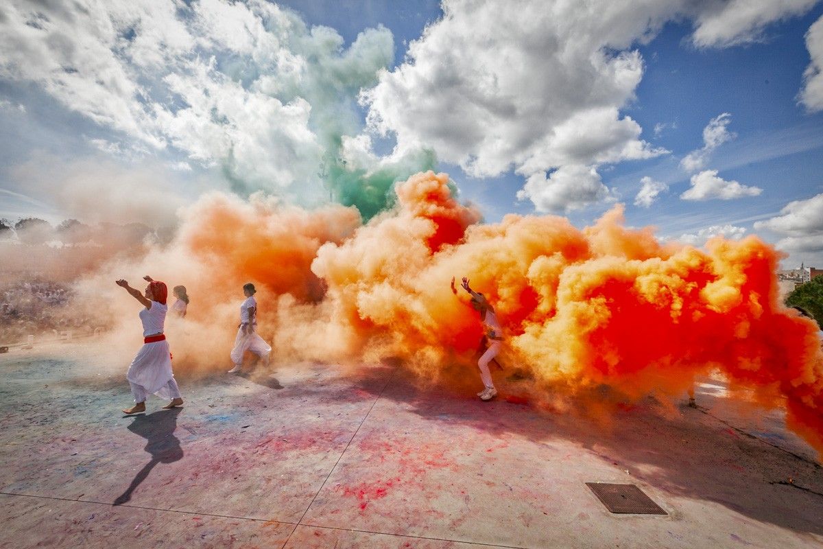 Llançament de la pols de colors al Holi Sabadell 2017