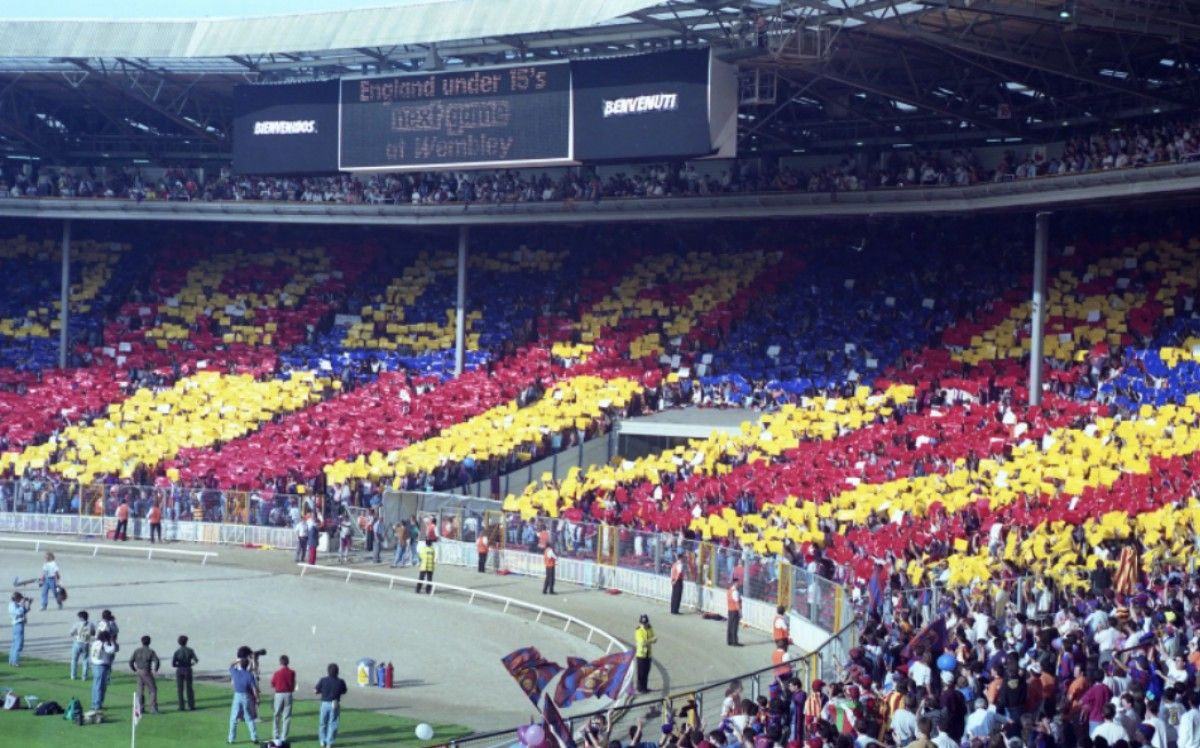 Mosaic amb la senyera i la consigna «Força Barça» durant la final de Wembley