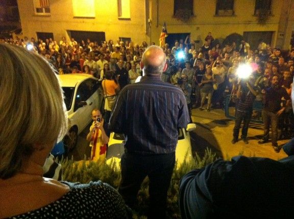L'alcalde de Sant Pere de Torelló es dirigeix al públic
