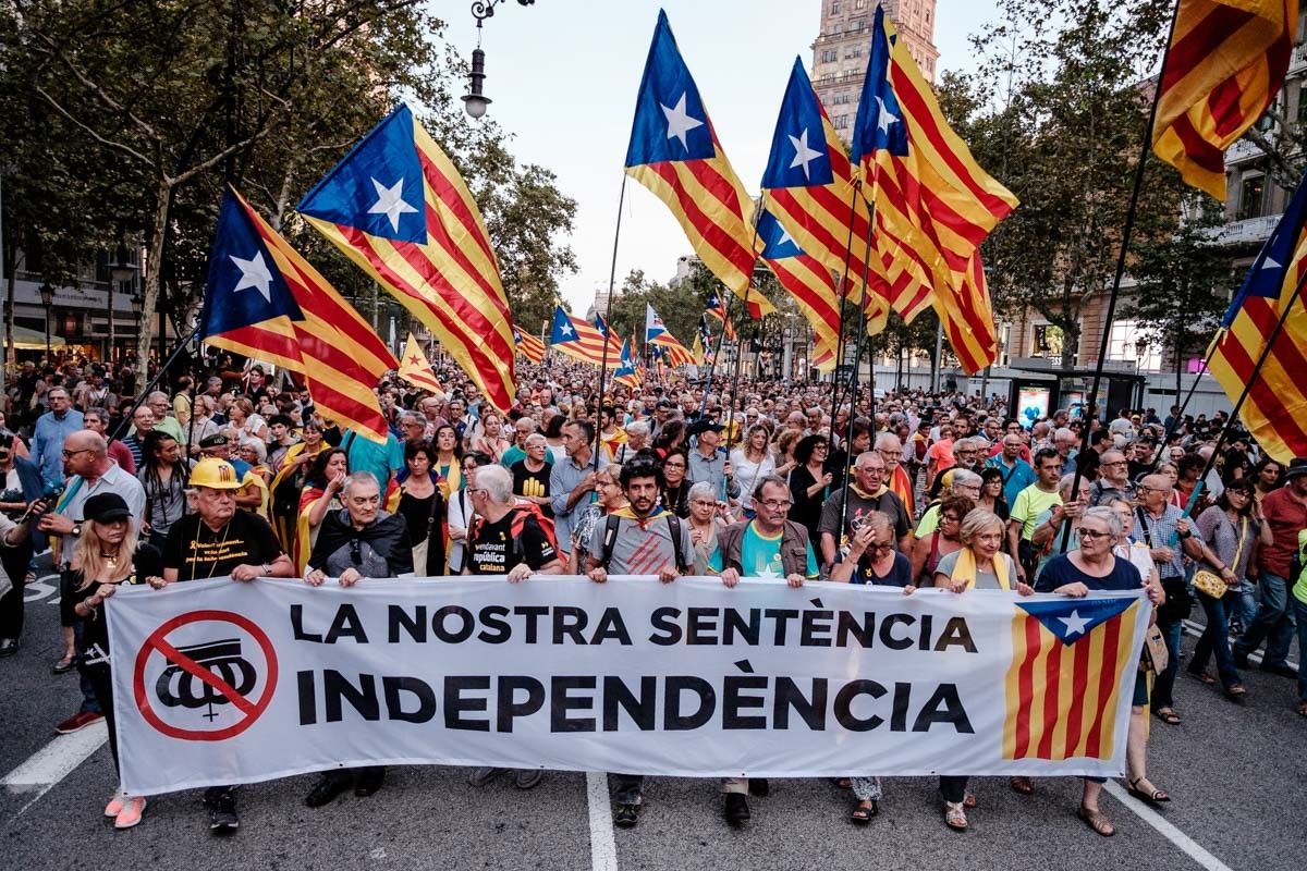 Milers de persones reivindiquen l'1-O a Barcelona