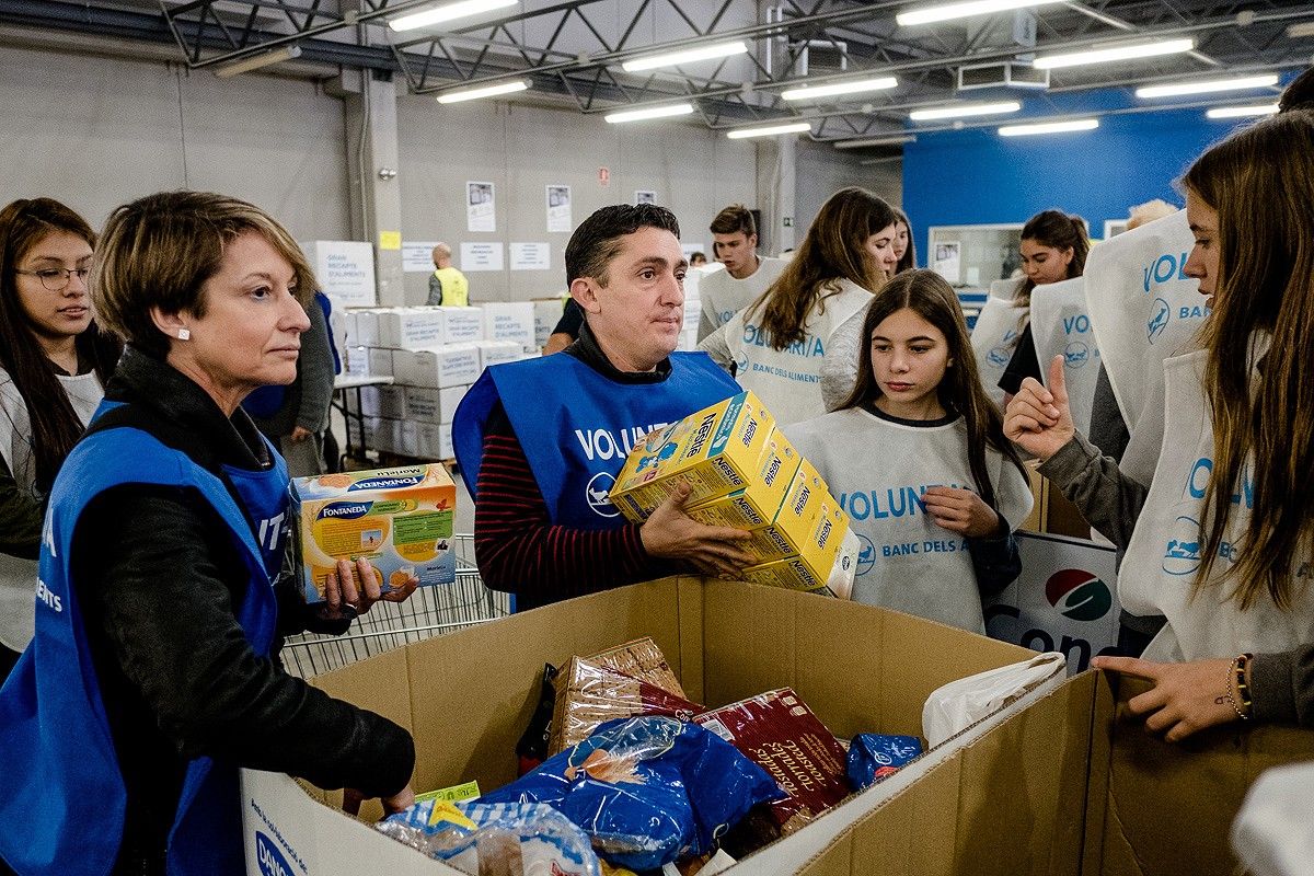 Voluntaris del Gran Recapte en un supermercat 