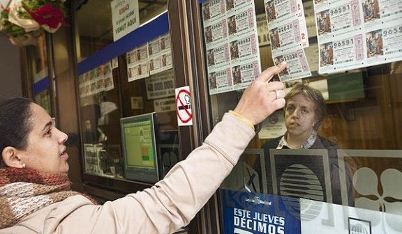 Una noia compra loteria del Nen a Vic.