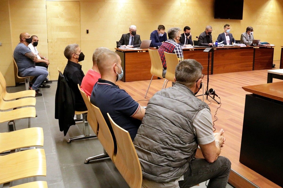 Els set acusats dels atacs amb explosius al prostíbul de la Jonquera