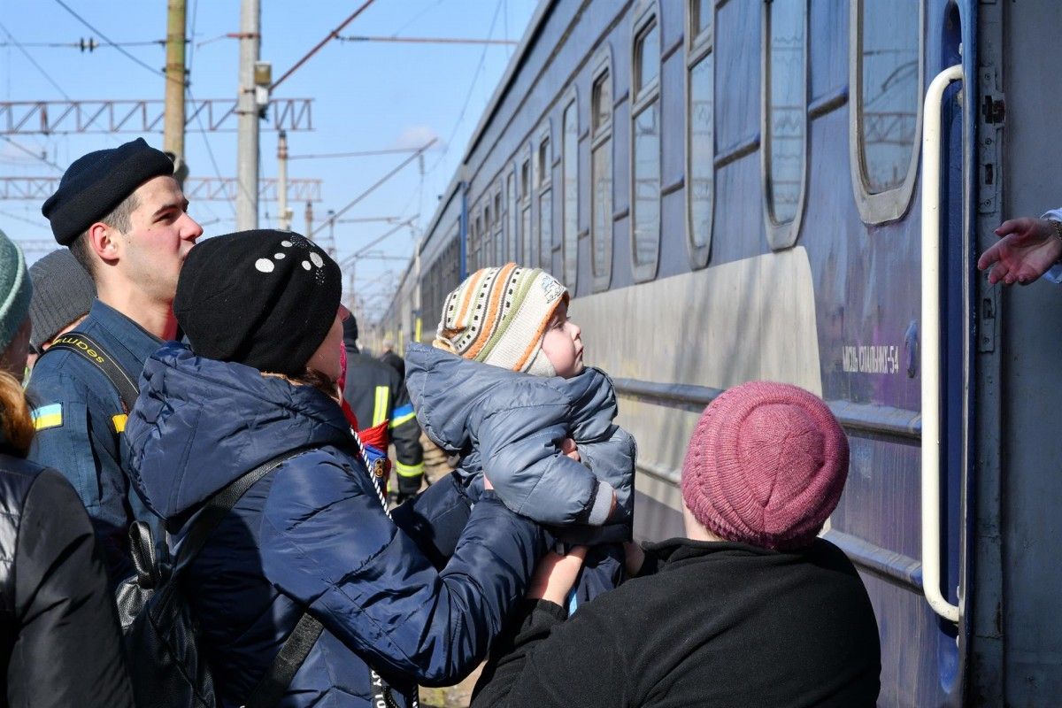 Un nen ucraïnès sent evaquat del país
