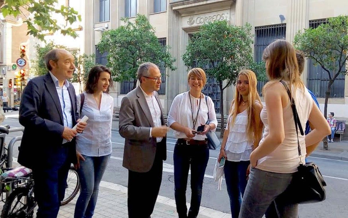 La diputada Lourdes Ciuró, amb el cap de llista de CDC a Sabadell, Carles Rossinyol i altres membres del partit.
