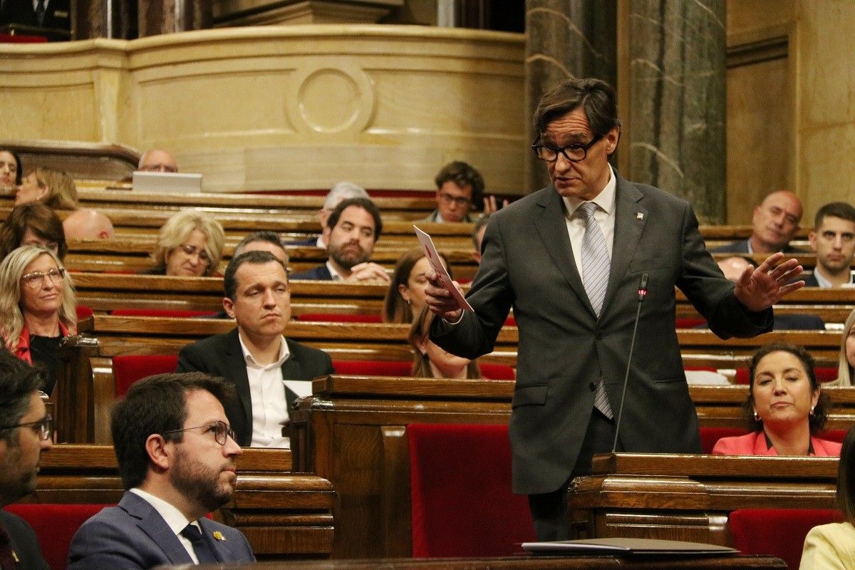 Salvador Illa i el president Pere Aragonès, durant la sessió del ple del Parlament