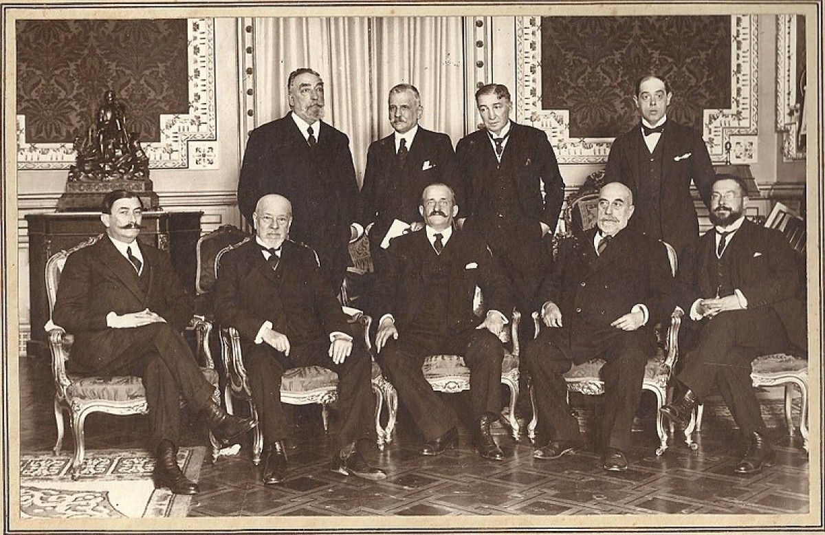 Romanones, assegut,al mig, dirigia el govern espanyol l'any 1919. 