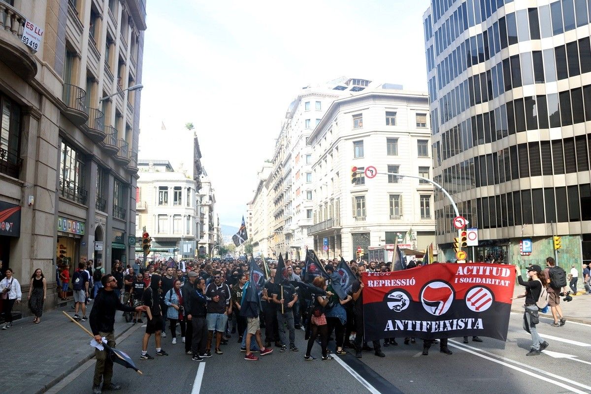 Manifestació antifeixista al centre de Barcelona