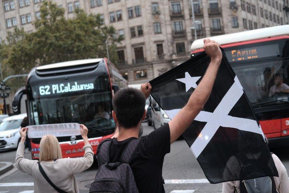 Uns manifestants tallant la circulació, a Barcelona