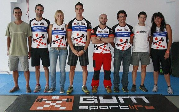 Els atletes de l'equip amb Marc Carós, Joan Llordella i Mònica Macias.