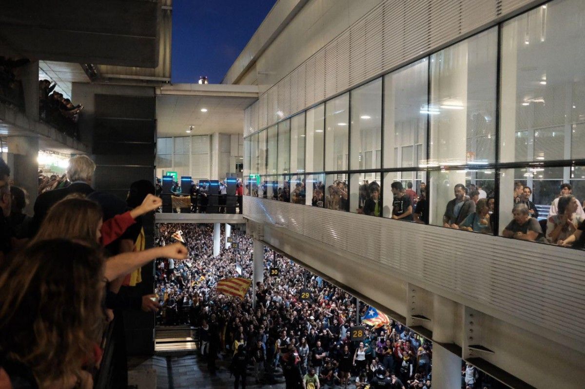 Manifestants protestant a l'aeroport del Prat