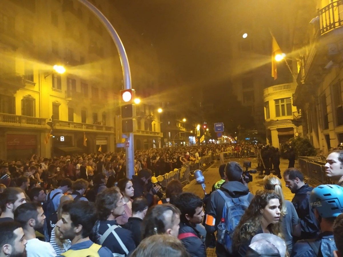 Manifestants davant la Prefectura de la policia espanyola a la Via Laietana de Barcelona.