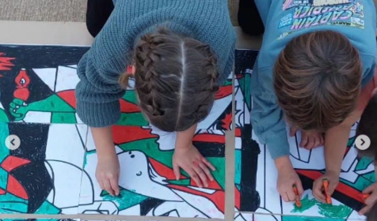 Imatge dels infants pintant el mural