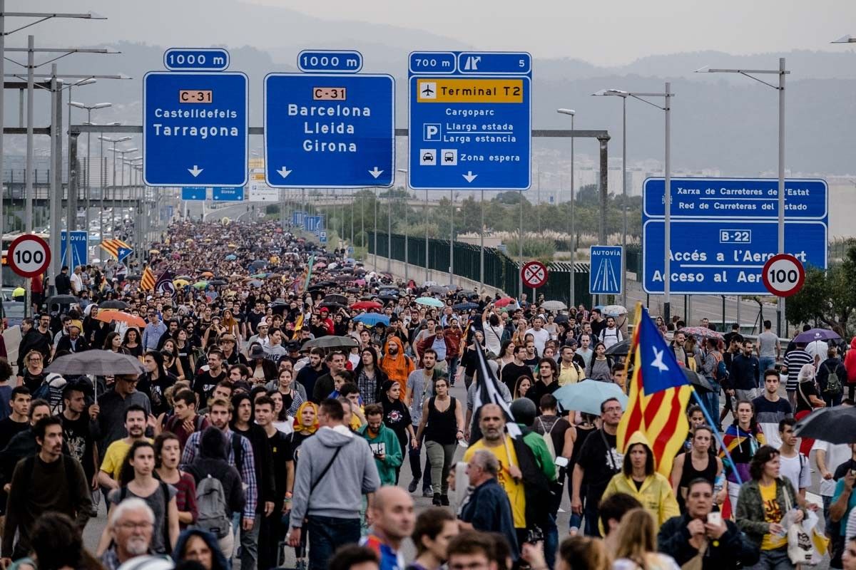 Manifestants de camí a l'aeroport del Prat amb grans retencions viàries
