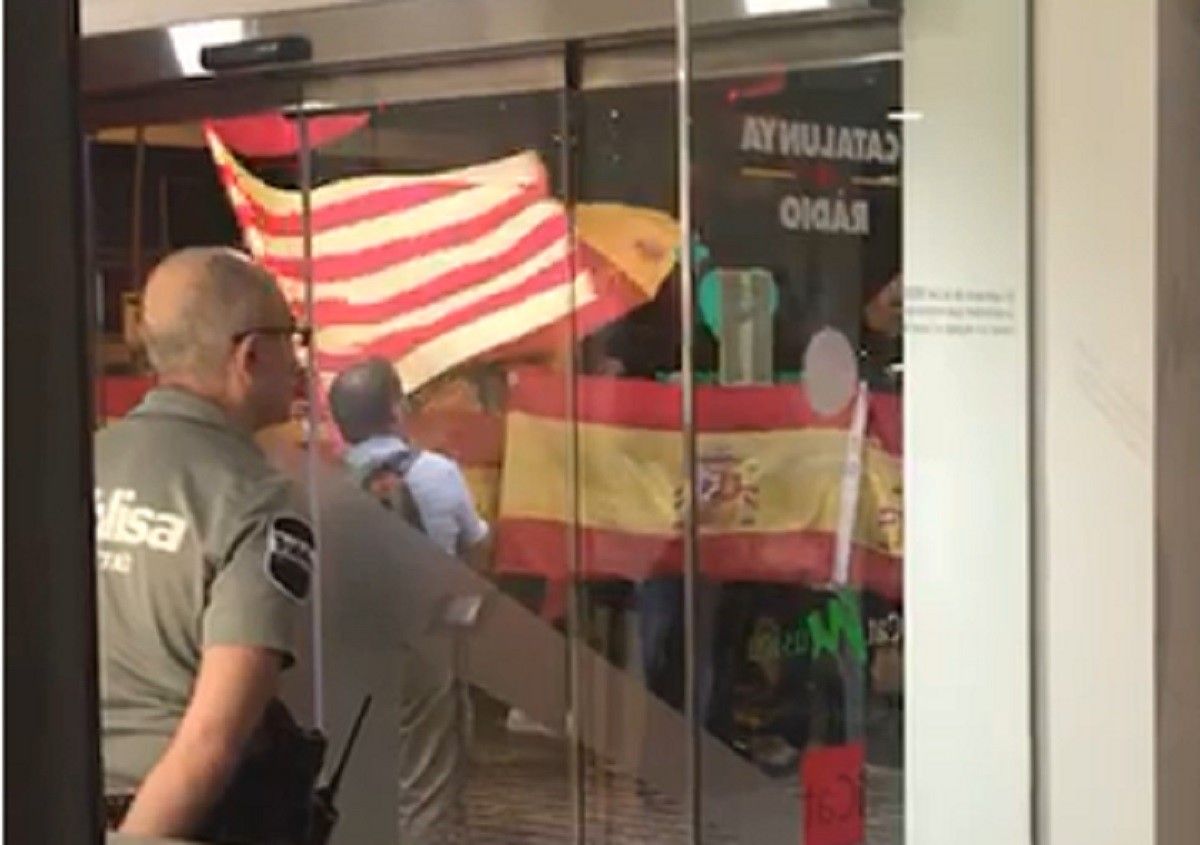 Un grup d'ultradreta protesta a les portes de Catalunya Ràdio