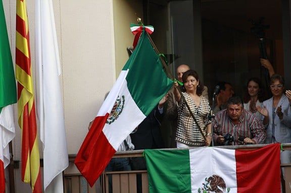 La cònsol mexicana brandant la tricolor.