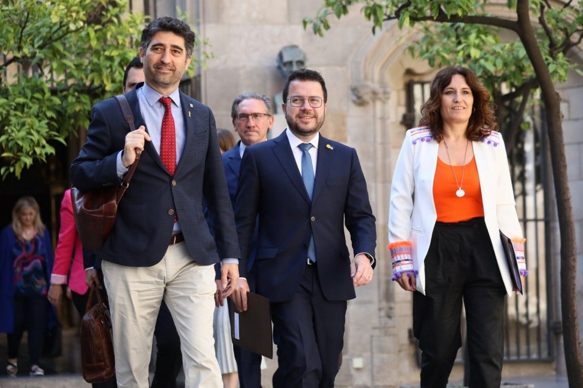 Pere Aragonès, flanquejat per Jordi Puigneró i Laura Vilagrà, abans d'una reunió de Govern