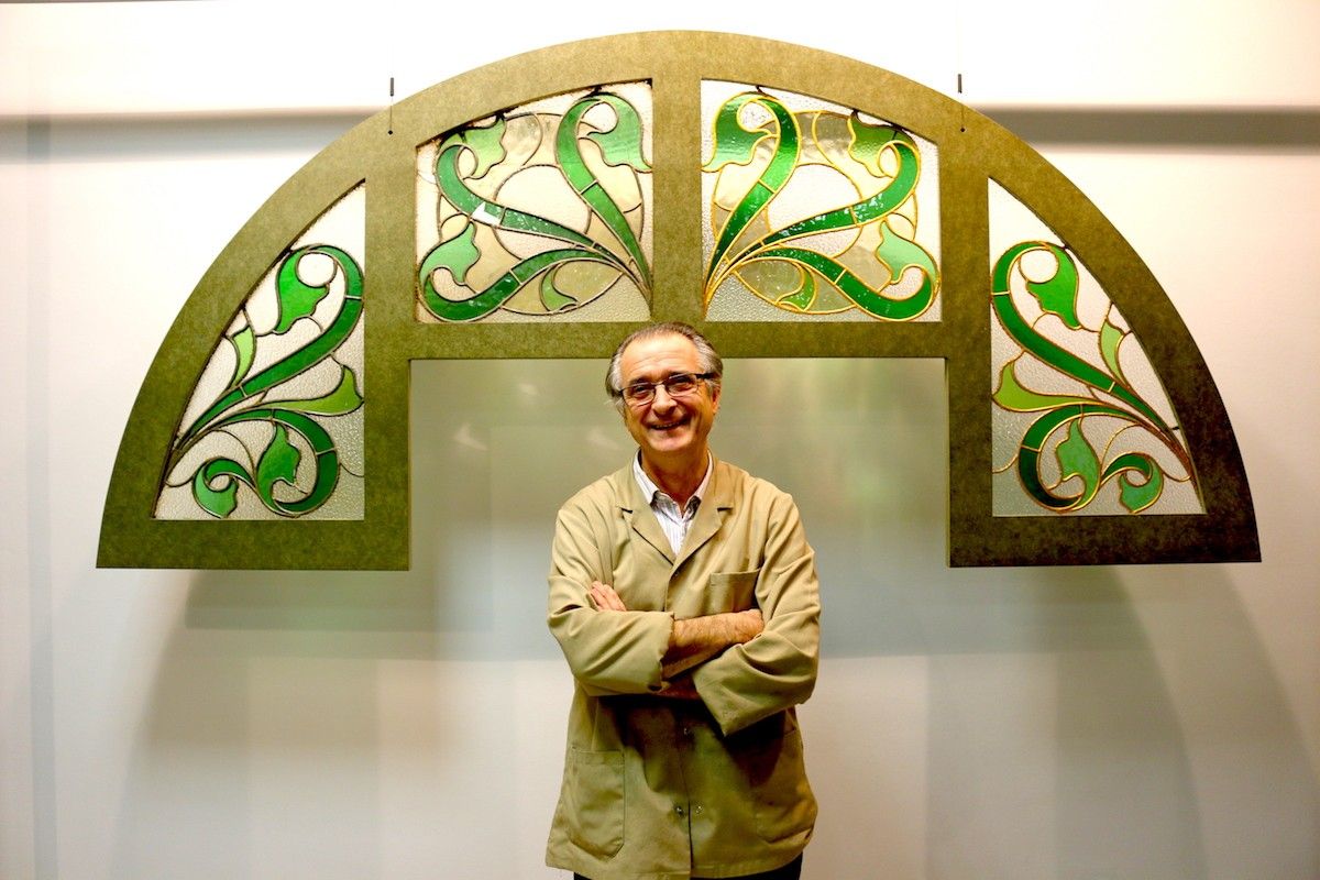 Joan Serra, vitraller propietari de l'Art del Vitrall i comissari de la mostra