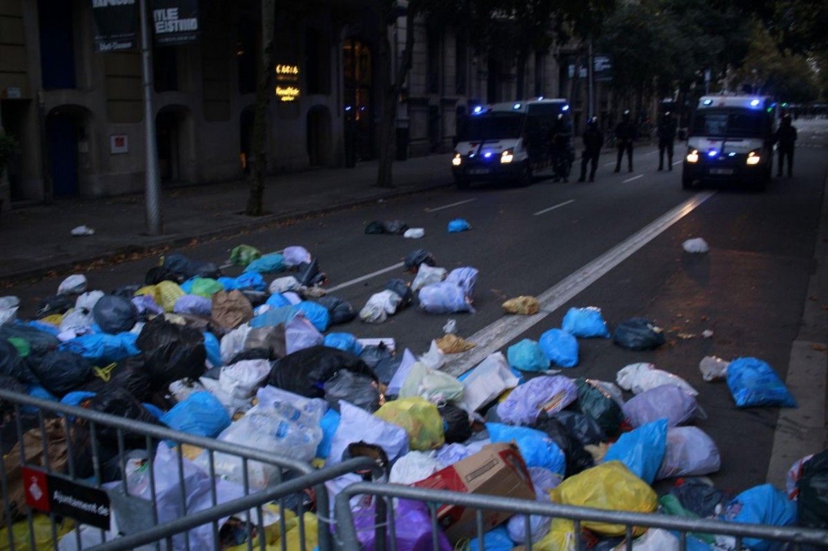 Desenes de deixalles al carrer Mallorca per protestar contra la repressió policial