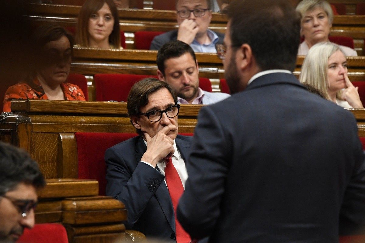Salvador Illa observa Pere Aragonès al Parlament.