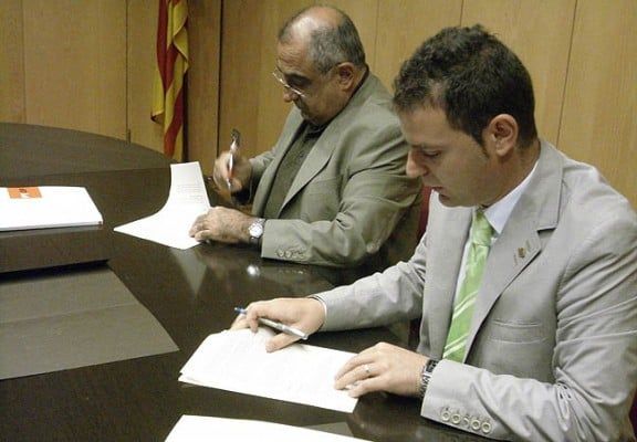 Joaquim Nadal i Enric Pérez signant el conveni