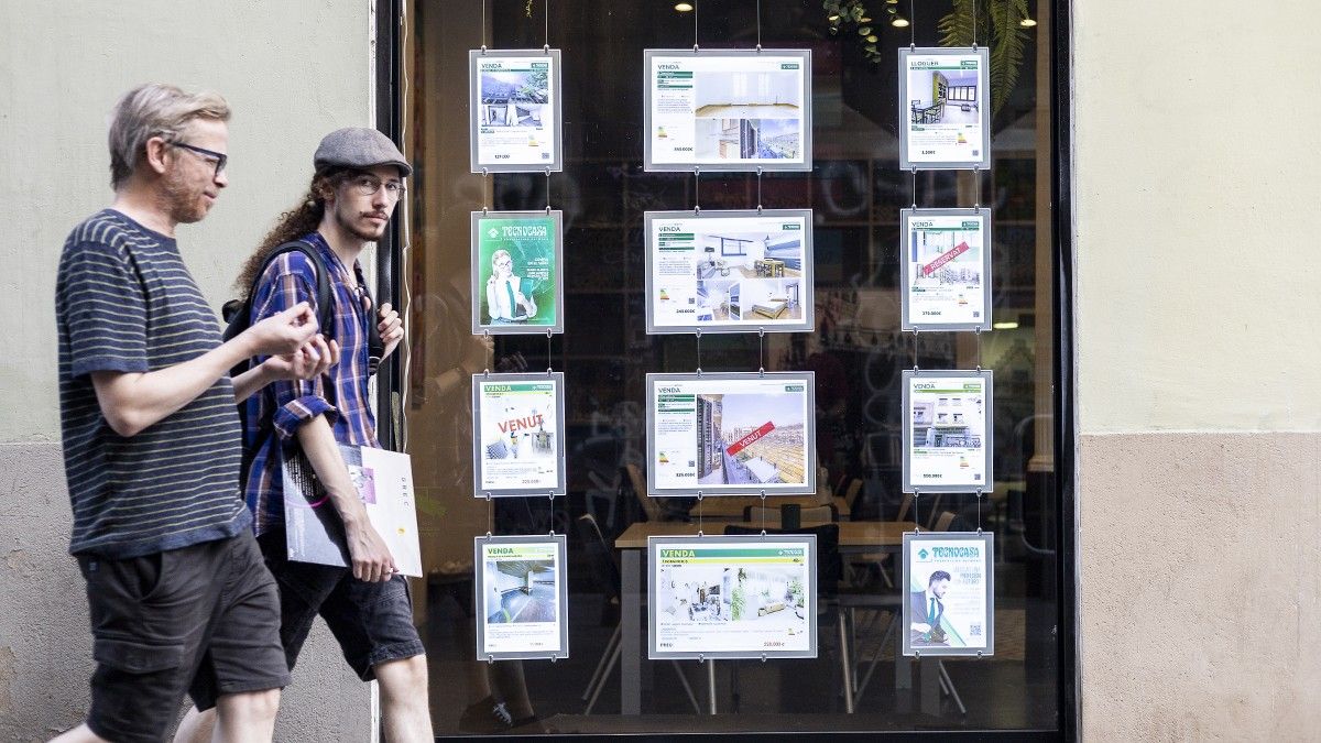 Pisos en venda i lloguer en una immobiliària en el barri de Gràcia.