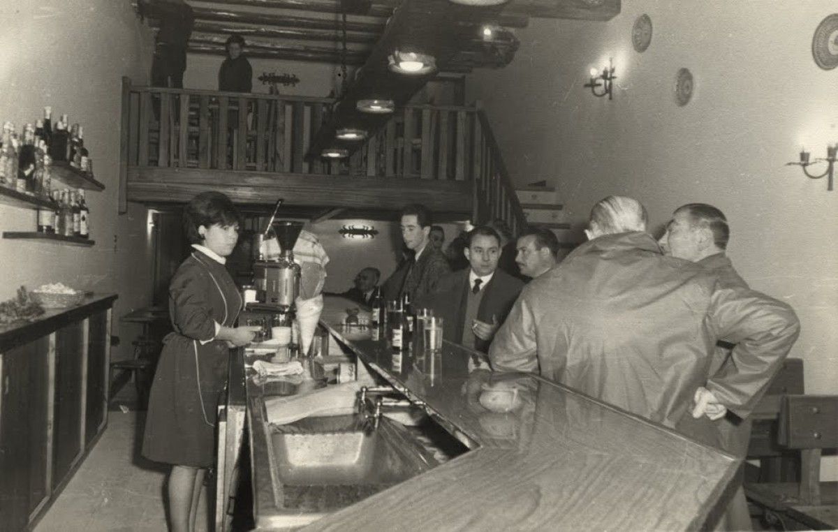 Imatge del dia d'inauguració del Mesón l'any 1964