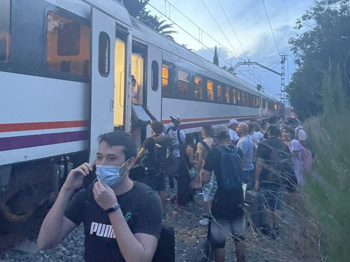 Els usuaris del tren afectat per l'incident a Vila-seca