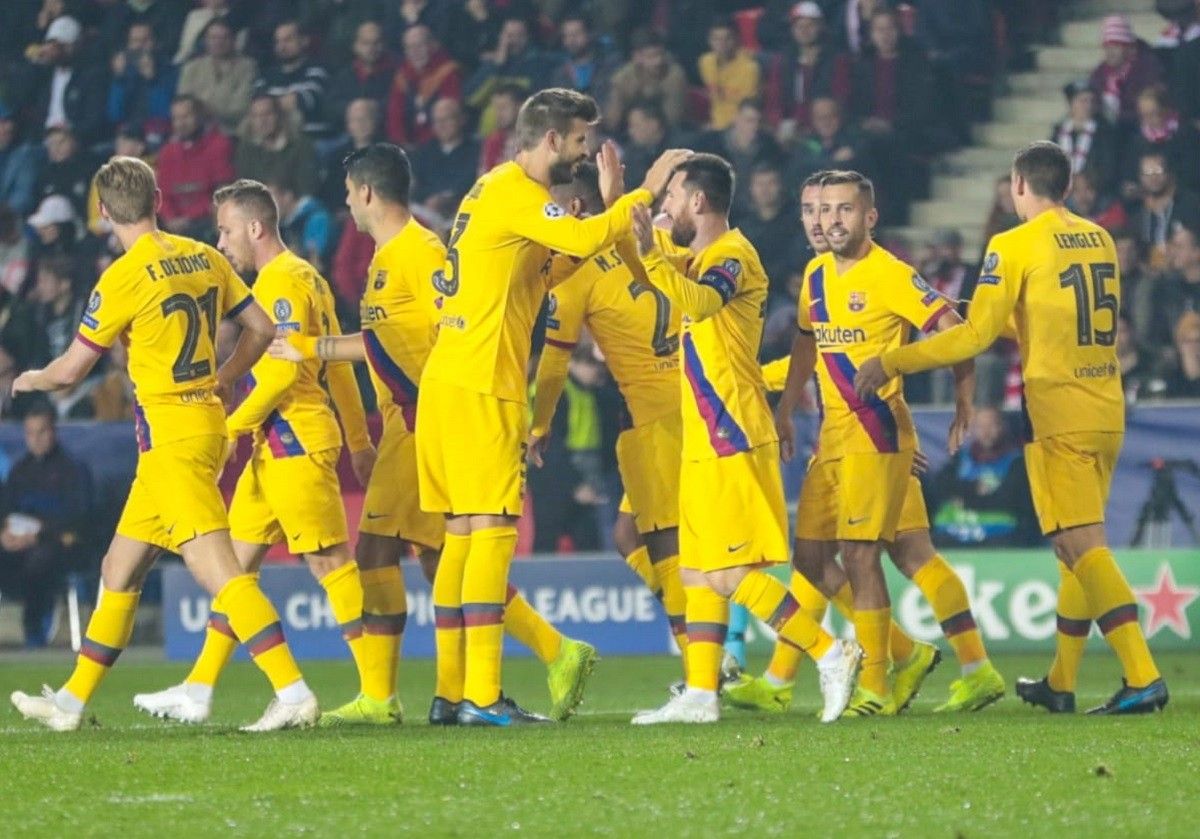 Els jugadors del Barça celebren el primer gol a Praga.