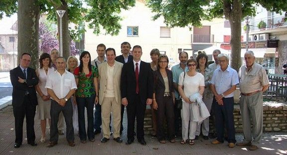 Foto de família dels representants polítics del Ripollès.