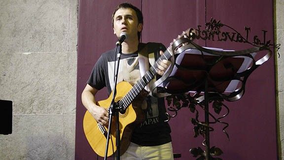 Carles Sanjosé cantant a la plaça de Sant Eudald de Ripoll