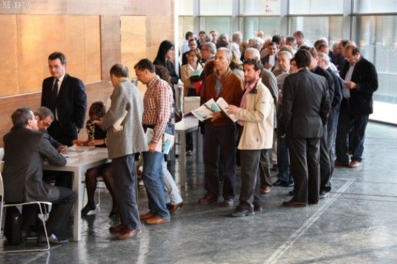 Cues a l'Auditori de Girona de metges que s'acreditaven per poder votar a l'assemblea extraordinària. 