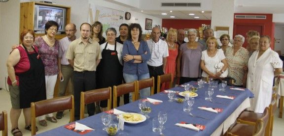 Foto de família de la inauguració del menjador per a gent gran.