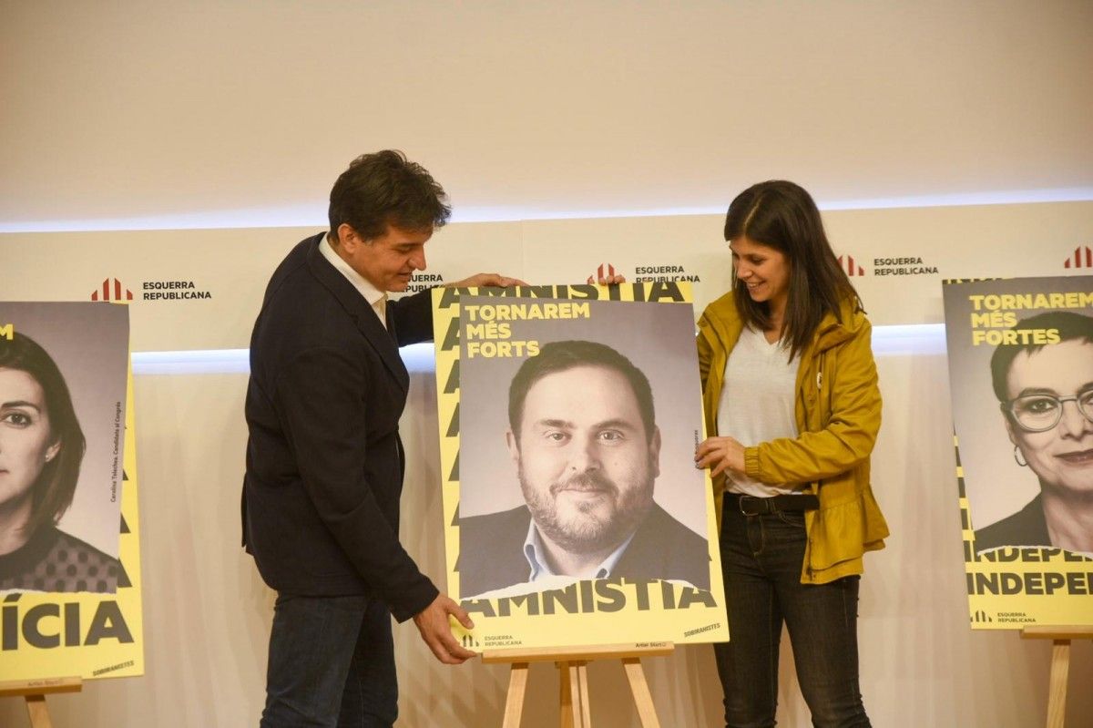 Sergi Sabrià i Marta Vilalta ensenyen el cartell electoral amb la fotografia d'Oriol Junqueras