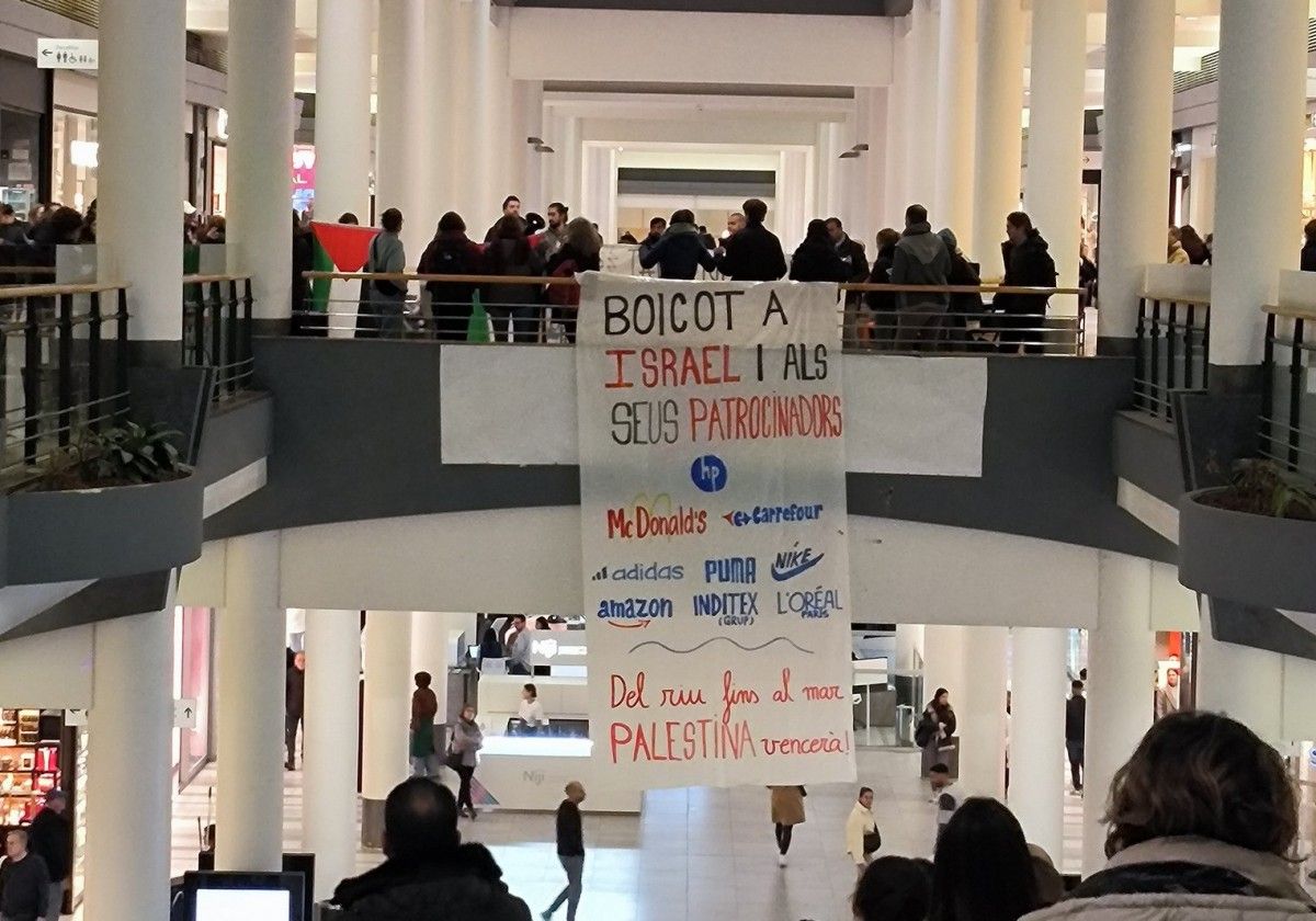 Imatge d'una pancarta penjada sobre de les escales mecàniques del centre comercial